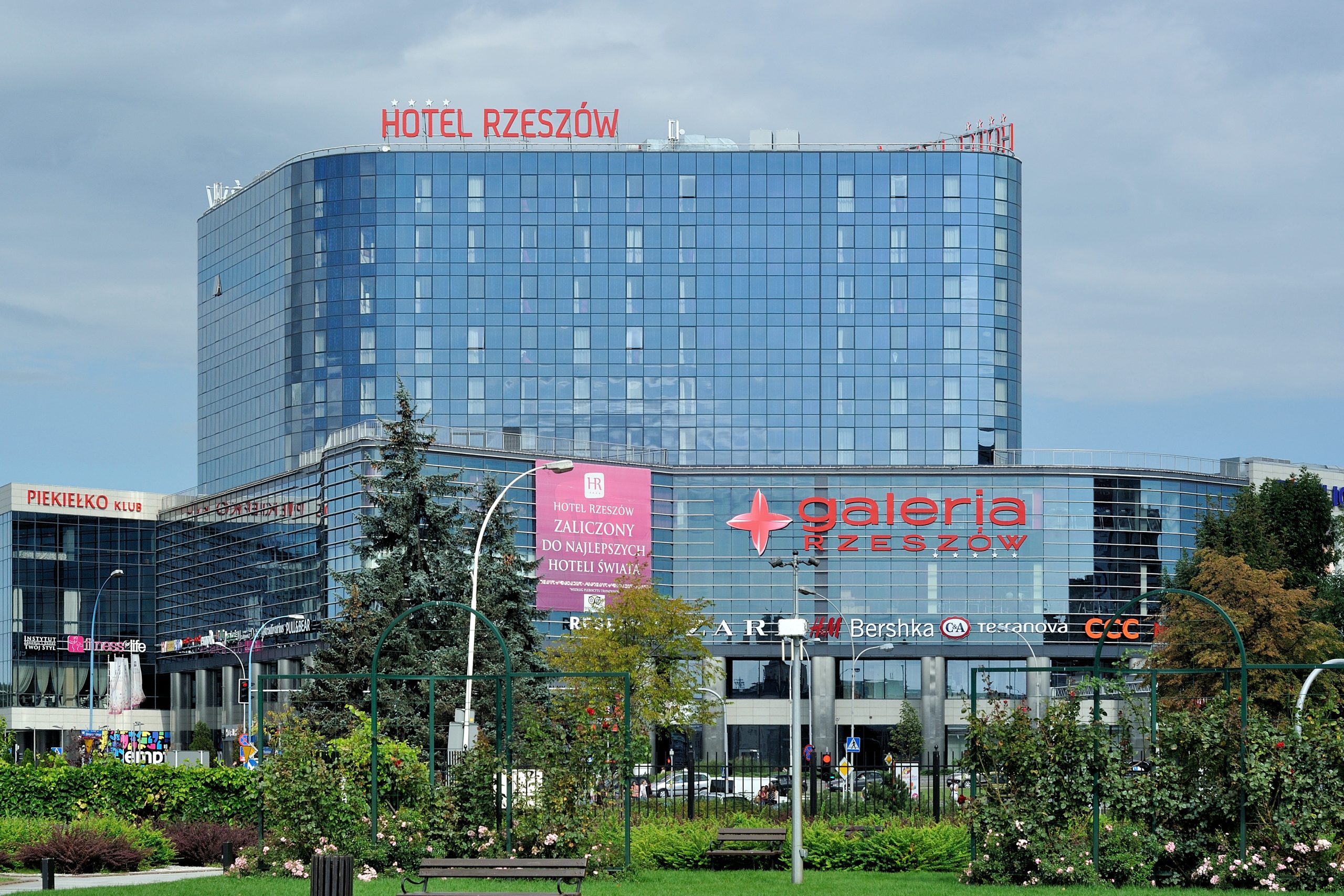 Kroton, CC BY-SA 4.0 <https://creativecommons.org/licenses/by-sa/4.0>, via Wikimedia Commons Hotel Rzeszów
